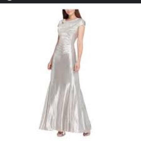 Tahari Dresses & Skirts - Tahari Womens short sleeve Crowl neck dress